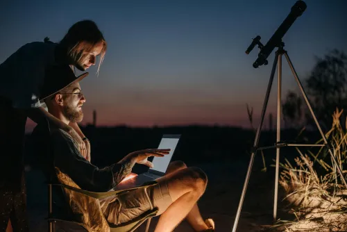 Paar plant Zeit für digitale Grenzen