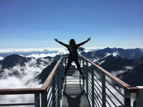 Person, die sich auf einer Wanderung herausfordert