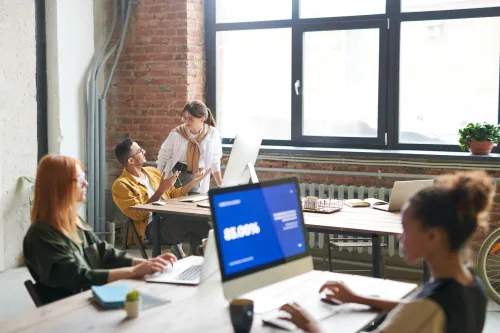 Kreative Menschen in einem modernen Büro