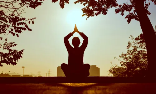 Person beim Yoga in der Natur