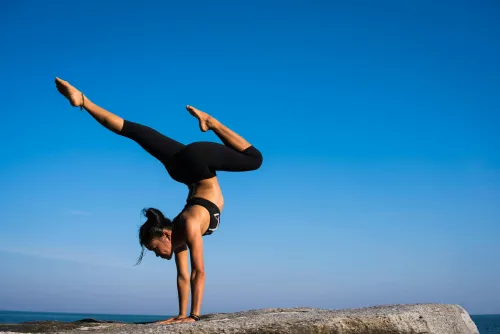 Person, die Yoga in einer Pause macht