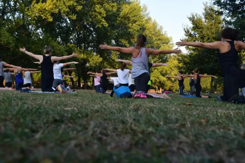 Mensch in Yoga-Position