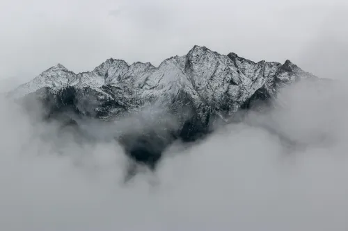 Wanderer genießt die Natur