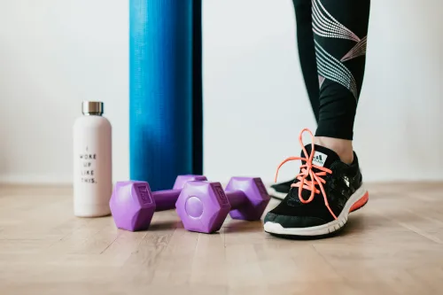 Frau beim Pilates-Training