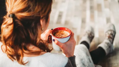 Person, die eine Kaffeepause genießt