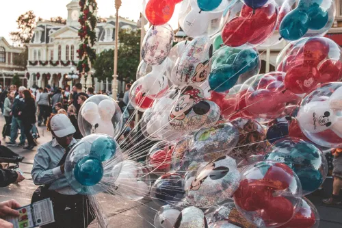 Person, die Luftballons hält