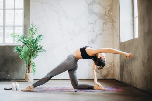 Eine Frau in Yoga-Haltung