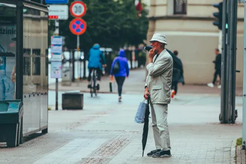 Glücklicher älterer Mann, der eine Entscheidung trifft