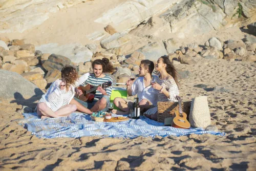 Freunde, die sich am Strand entspannen