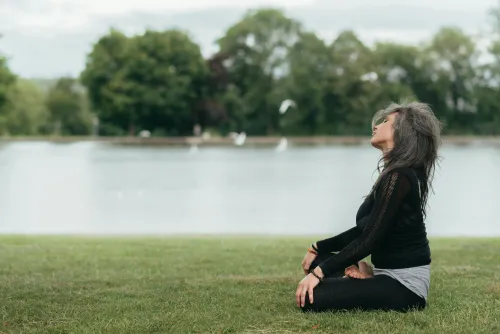 Frau macht Yoga während einer Pause