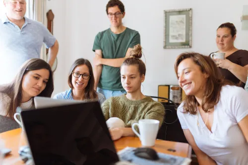 Menschen, die auf einem Laptop arbeiten