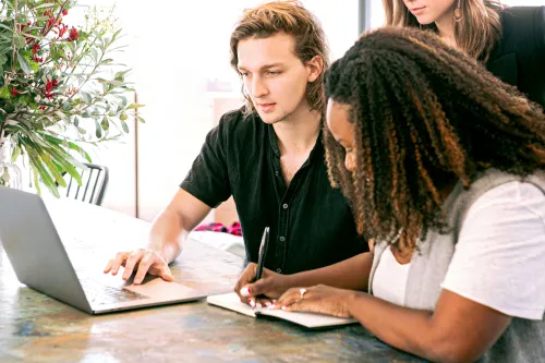 Man arbeitet mit digitalen Entscheidungstools im Büro