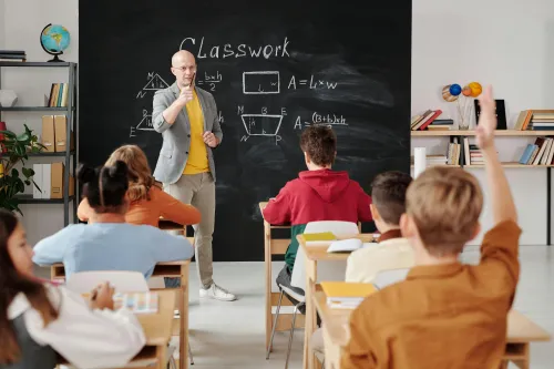 Lehrer praktiziert Achtsamkeit im Klassenzimmer