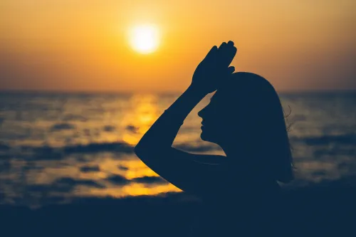 Yoga im Freien bei Sonnenuntergang