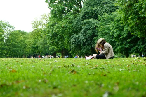 Person, die ihre Pause im Freien genießt