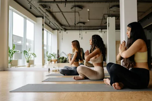 Frau macht Yoga-Übung