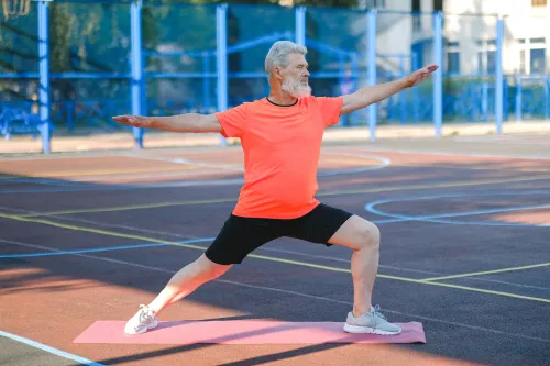 Ältere Person, die gesund isst