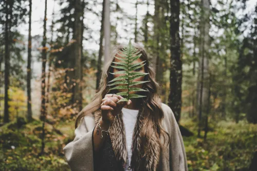 Frau meditiert in der Natur