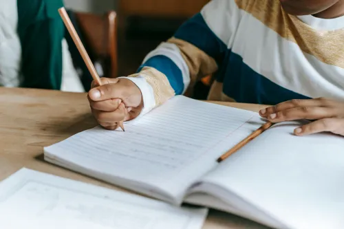 Schülerinnen und Schüler in der Klasse beim Meditieren