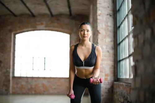 Frau trainiert zuhause mit einem Home-Workout