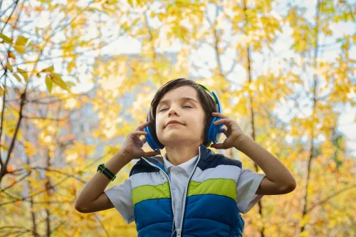 Person, die zur Musik entspannt