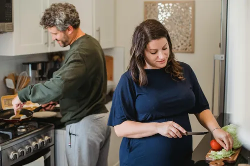 Paar beim gemeinsamen Kochen