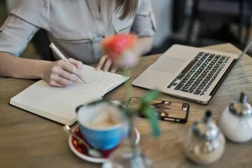 Arbeitsplatz mit Laptop und Notizbuch