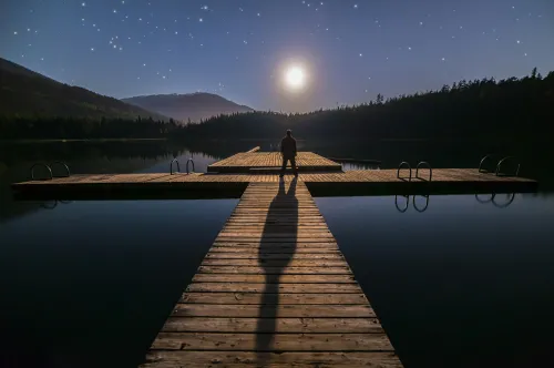 Reflektierende Person in der Natur