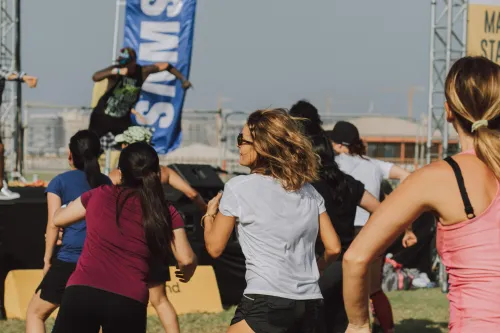 Frauen in einer Zumba-Klasse-3