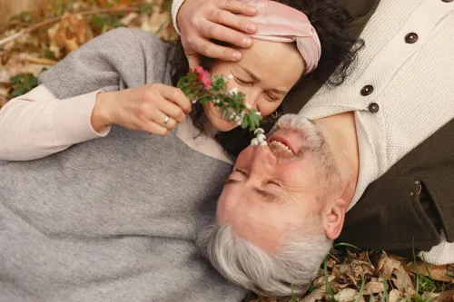 Älteres Paar, das in der Natur meditiert