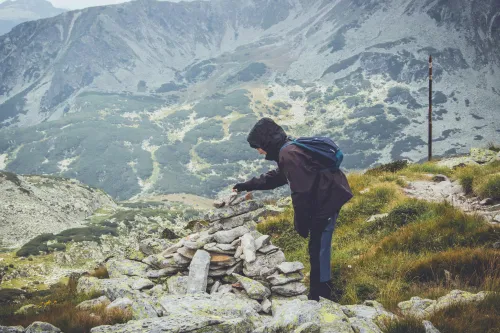 Person auf dem Weg zum Gipfel eines Berges