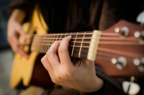 Musiker spielt Gitarre