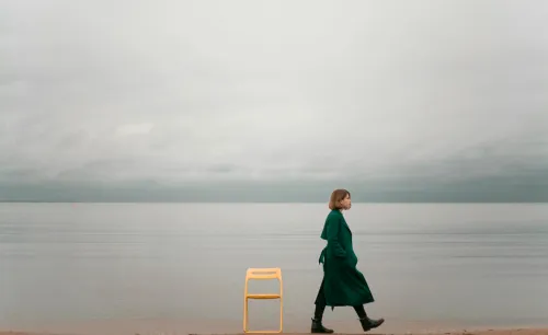 Person, die alleine am Strand entlanggeht