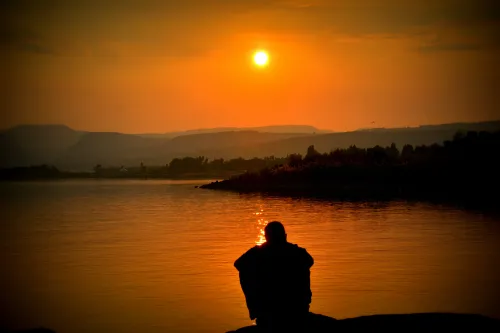 Person meditiert im Sonnenaufgang-1