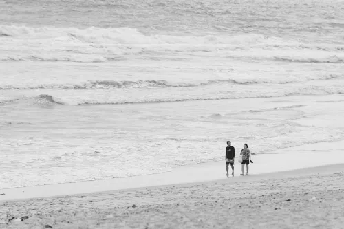 Paar spaziert am Meer entlang