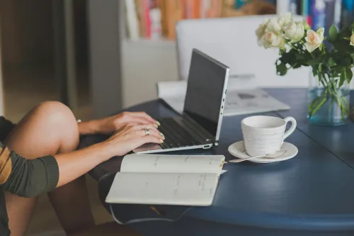 Person plant ihre Aufgaben mit einem digitalen Gerät