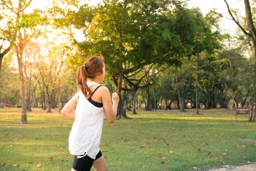 Frau beim Joggen im Park