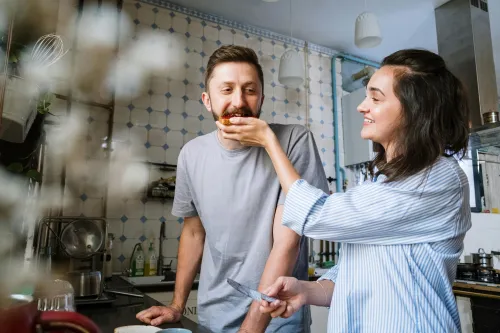 Paar beim gemeinsamen Kochen-1