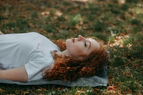 Person praktiziert Yoga im Büro-1