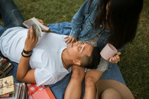 Paar genießt Picknick