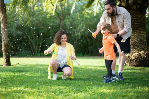 Eltern und Kind spielen im Park