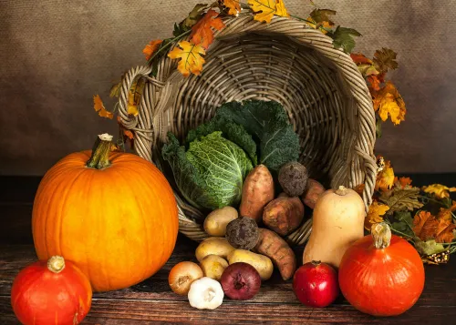 Korb voller gesunder Lebensmittel als Teil einer schlaffördernden Ernährung