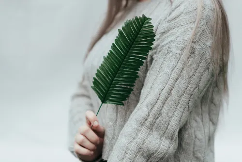 Frau mit erhobener Hand