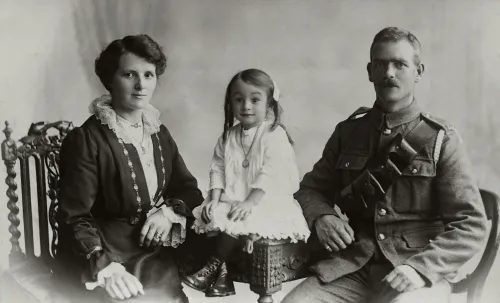 Familie in historischer Kleidung