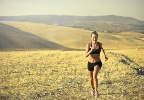 Sportlerin meditiert in der Natur