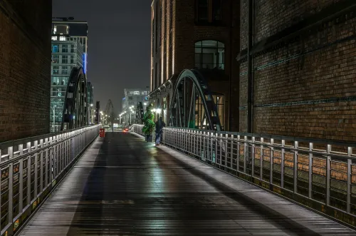 Person, die auf einer Brücke steht und in die Ferne schaut