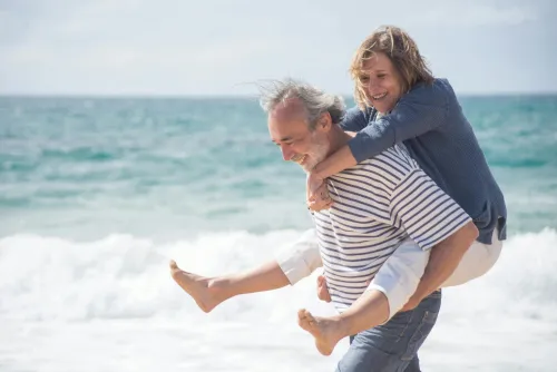 Frau, die glücklich am Strand steht