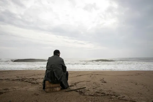 Person, die an einem Strand spazieren geht