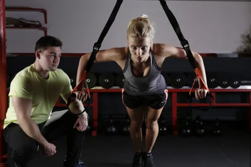 Frau macht Pilatesübung