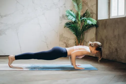 Person, die Yoga-Übungen während der Pause macht